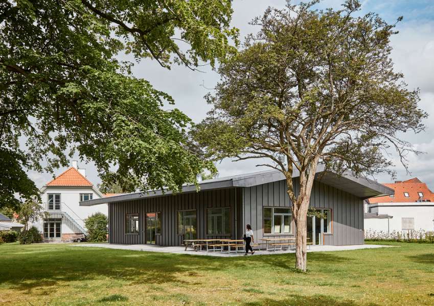 Die Sankt-Birgitta-Schule erhält einen supereleganten „Stahlpavillon“, Privatschule – Østergade 64, 4930 Maribo, Dänemark